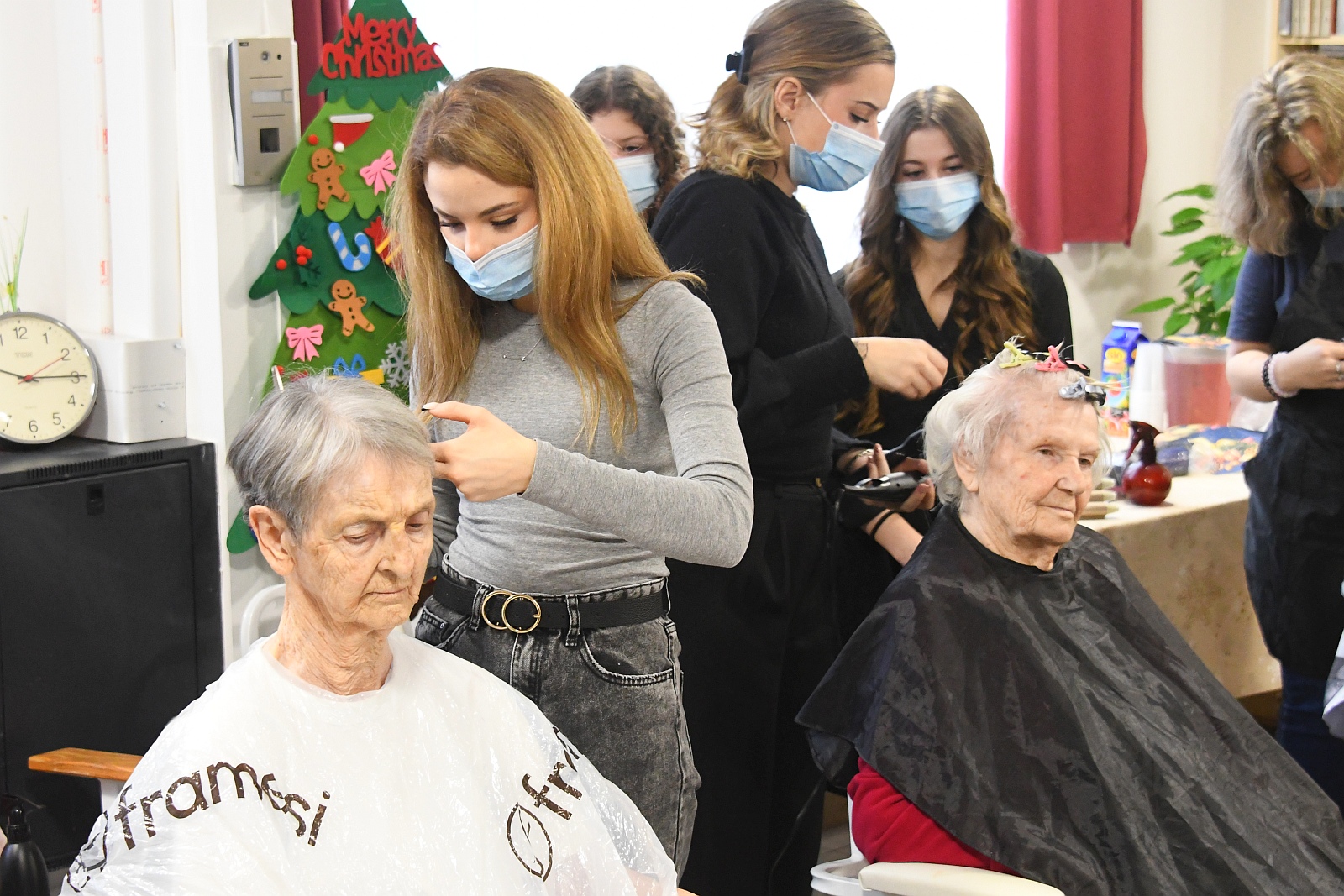 Szebbé tették az idősek frizuráját és ünnepvárását az árpádos diákok
